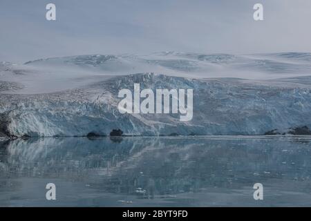 Un ghiacciaio di acqua tideidata nella baia di Admiralty sull'isola di re George nelle isole Shetland del sud, Antartide. Foto Stock