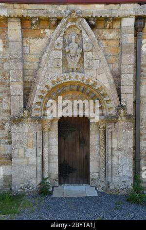 La chiesa di tutti i Santi Lullington nr. Frome , Somerset. La porta Nord Normanna con un timpano contenente l'albero della vita, tre ordini di decorati Foto Stock