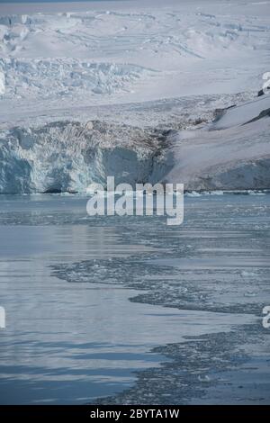 Un ghiacciaio di acqua tideidata nella baia di Admiralty sull'isola di re George nelle isole Shetland del sud, Antartide. Foto Stock