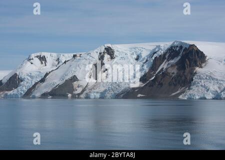 Ghiacciai Tidewater nella baia di Admiralty sull'isola di Re Giorgio nelle Isole Shetland del Sud, Antartide. Foto Stock