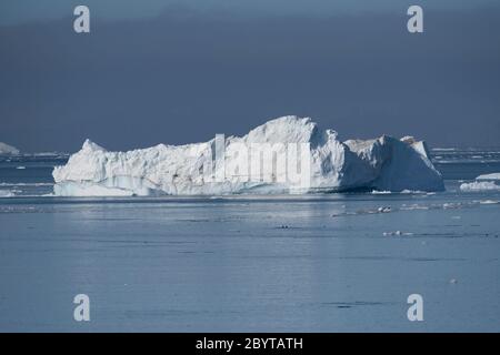 Un grande iceberg nella Baia di Hope sulla Penisola della Trinità, la Penisola Antartica, Antartide. Foto Stock