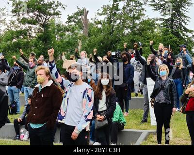 Amsterdam, Paesi Bassi. 10 giugno 2020. Gruppo di manifestanti che tengono alti i pugni. Si stima che 11.500 partecipanti si siano riuniti pacificamente nel Parco Nelson Mandela per la seconda manifestazione di Black Lives Matter ad Amsterdam. Questo incontro è stato organizzato dai residenti del Bijlmer, il distretto con la più grande popolazione di Afro-Dutch ad Amsterdam. Per decenni i membri della comunità nera del Bijlmer sono stati vittime di discriminazioni, repressione e razzismo. Credit: Steppeland/Alamy Live News Foto Stock