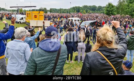 Amsterdam, Paesi Bassi. 10 giugno 2020. Panoramica della folla, tenente pugni in alto. Si stima che 11.500 partecipanti si siano riuniti pacificamente nel Parco Nelson Mandela per la seconda manifestazione di Black Lives Matter ad Amsterdam. Questo incontro è stato organizzato dai residenti del Bijlmer, il distretto con la più grande popolazione di Afro-Dutch ad Amsterdam. Per decenni i membri della comunità nera del Bijlmer sono stati vittime di discriminazioni, repressione e razzismo. Credit: Steppeland/Alamy Live News Foto Stock