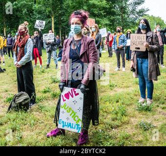 Amsterdam, Paesi Bassi. 10 giugno 2020. Gruppo di manifestanti in piedi con segni colorati. Si stima che 11.500 partecipanti si siano riuniti pacificamente nel Parco Nelson Mandela per la seconda manifestazione di Black Lives Matter ad Amsterdam. Questo incontro è stato organizzato dai residenti del Bijlmer, il distretto con la più grande popolazione di Afro-Dutch ad Amsterdam. Per decenni i membri della comunità nera del Bijlmer sono stati vittime di discriminazioni, repressione e razzismo. Credit: Steppeland/Alamy Live News Foto Stock