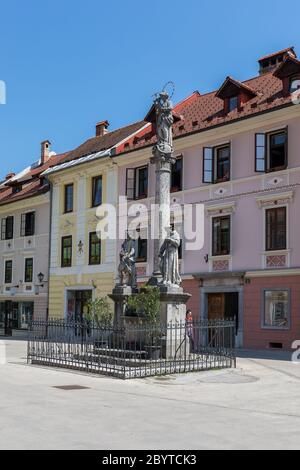 Santuario di Maria con la statua di San Rocco e Sant'Antonio - Skofja Loka, Slovenia Foto Stock