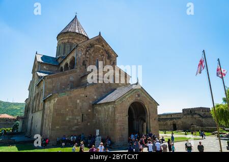 Mtskheta, Georgia - Agosto 2019: Cattedrale di Svetitskhoveli di Mtskheta, Georgia e visitatori. Si tratta di un Orientale cattedrale ortodossa Foto Stock