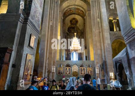 Mtskheta, Georgia - Agosto 2019: Cattedrale di Svetitskhoveli di Mtskheta, Georgia e visitatori. Si tratta di un Orientale cattedrale ortodossa Foto Stock