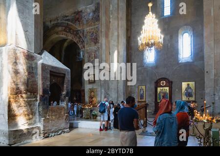 Mtskheta, Georgia - Agosto 2019: Cattedrale di Svetitskhoveli di Mtskheta, Georgia e visitatori. Si tratta di un Orientale cattedrale ortodossa Foto Stock