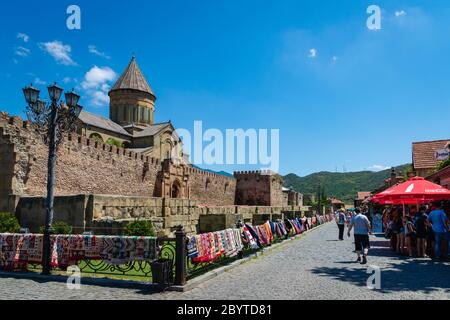 Mtskheta, Georgia - Agosto 2019: Cattedrale di Svetitskhoveli di Mtskheta, Georgia e visitatori. Si tratta di un Orientale cattedrale ortodossa Foto Stock