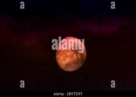 Cielo notturno Mystic, luna piena luminosa nelle nuvole. Cielo notturno con luna grande in rosso colori sanguinosi Foto Stock