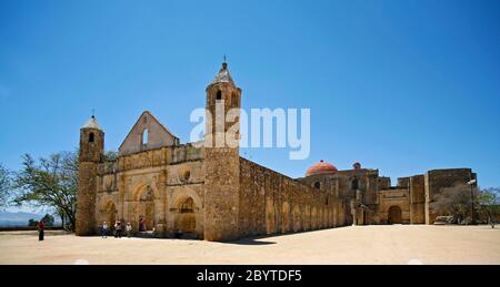 Rovine del monastero domenicano di Santiago de Apostol a Cuilapan de Guerrero, Oaxaca, Messico Foto Stock