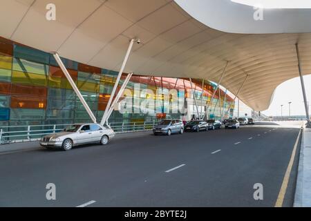 Yerevan, Armenia - Luglio 2019: Architettura dell'aeroporto internazionale di Yerevan Zvartnots nell'area di partenza. Aeroporto Internazionale di Zvartnots Foto Stock