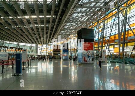 Yerevan, Armenia - Luglio 2019: Architettura dell'aeroporto internazionale di Yerevan Zvartnots nell'area di partenza. Aeroporto Internazionale di Zvartnots Foto Stock