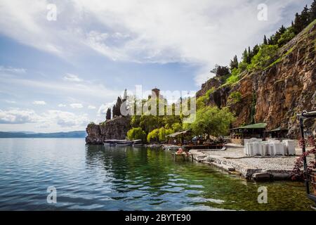 Lago Ohrid in una giornata estiva luminosa con la Chiesa di San Giovanni sullo sfondo, Città di Ohrid, Repubblica di Macedonia del Nord (FYROM) Foto Stock