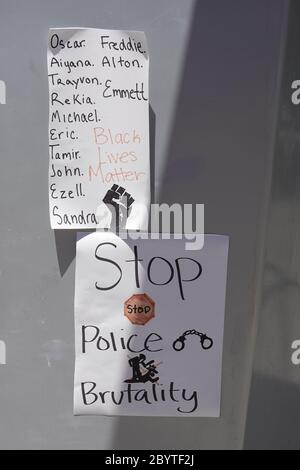 Un segno scritto a mano che dice fermare la brutalità della polizia. Foto Stock