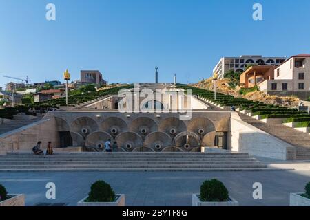 Yerevan, Armenia - Luglio 2019: Yerevan cascata un enorme scalinata in Yerevan Armenia. Una delle più importanti attrazioni turistiche in Yerevan completata nel 1980. Foto Stock