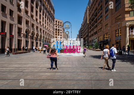 Yerevan, Armenia - Luglio 2019: Yereven centro strada principale dello shopping di vista con il monumento. Foto Stock