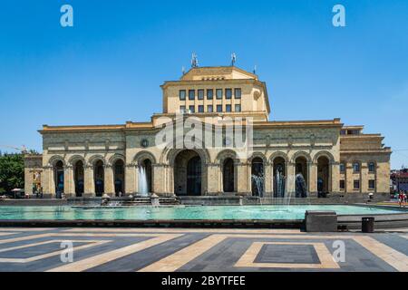 Yerevan, Armenia - Luglio 2019: Piazza della Repubblica vista con il Museo di Storia e visitatori, downtown Yereven, Armenia. Foto Stock