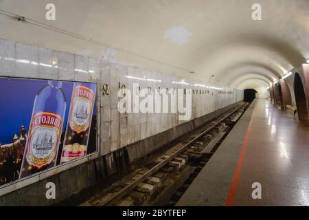 Yerevan, Armenia - Luglio 2019: Piattaforma della metropolitana di Yerevan. La metropolitana di Yerevan è un sistema di transito rapido che serve la capitale DI A. Foto Stock