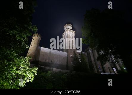 Schwangau, Germania. 10 Giugno 2020. Alla luce di 47 faretti a LED, il Castello di Neuschwanstein è in piedi sotto la pioggia. La conversione al nuovo sistema di illuminazione costa 300,000 euro. I faretti non solo dovrebbero fornire una luce migliore, ma anche essere più insetto-friendly e risparmiare energia elettrica. Credit: Karl-Josef Hildenbrand/dpa/Alamy Live News Foto Stock