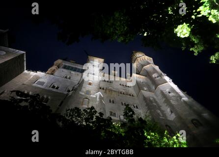 Schwangau, Germania. 10 Giugno 2020. Alla luce di 47 faretti a LED, il Castello di Neuschwanstein è in piedi sotto la pioggia. La conversione al nuovo sistema di illuminazione costa 300,000 euro. I faretti non solo dovrebbero fornire una luce migliore, ma anche essere più insetto-friendly e risparmiare energia elettrica. Credit: Karl-Josef Hildenbrand/dpa/Alamy Live News Foto Stock