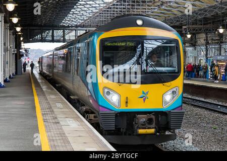 Un treno passeggeri TransPennine Expressl alla stazione ferroviaria di Huddersfield Foto Stock