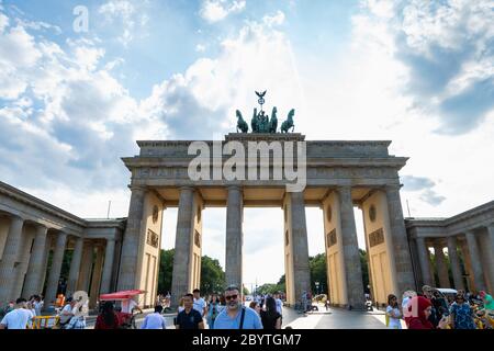 Berlino, Germania - Luglio 2019: Porta di Brandeburgo e la vista e i visitatori su una soleggiata giornata estiva a Berlino. La porta di Brandeburgo è uno dei principali punti di riferimento Foto Stock