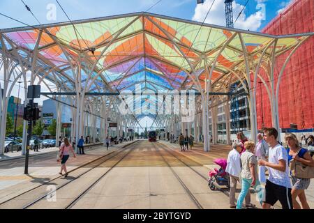 Lodz, Polonia - Luglio 2019: Persone e vista della zona centrale della città di Lodz. Łódź è la terza città più grande della Polonia e un ex centro industriale. Foto Stock