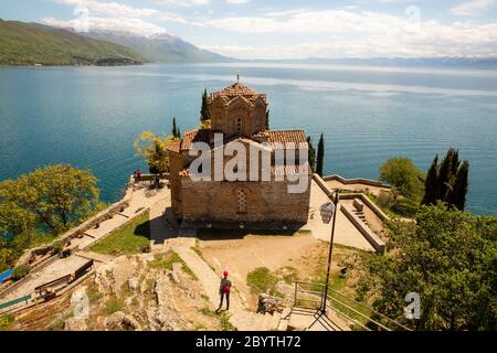 Vista panoramica della Chiesa di San Giovanni a Kaneo che domina il lago Ohrid, Città di Ohrid, Repubblica di Macedonia del Nord (FYROM) Foto Stock