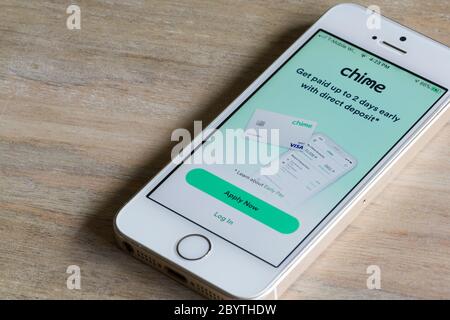 La pagina di accesso dell'app di Chime viene visualizzata su un iPhone. Jingle è una società americana che fornisce servizi finanziari tramite un'app mobile. Foto Stock