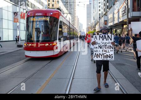 Un protester cita Malcolm X durante una protesta Black Lives Matter a Toronto, Ontario. Foto Stock