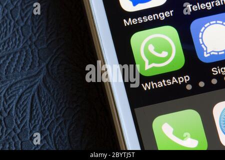 L'icona dell'app mobile WhatsApp di Facebook Inc. Viene visualizzata su un iPhone il 17 aprile 2020. Foto Stock