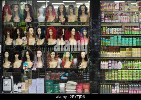 Manchester, Regno Unito. 10 Giugno 2020. I parrucche e i prodotti di bellezza sono visti per la vendita in una vetrina nel quartiere Nord, Manchester, Regno Unito. Credito: Jon Supe Foto Stock