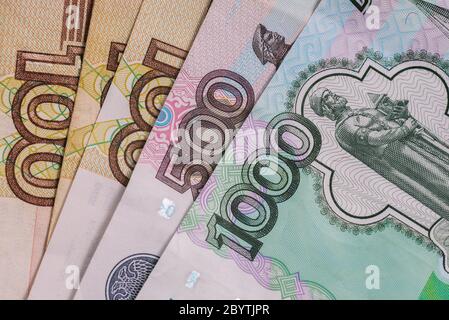 Denaro russo. Banconote di diverse denominazioni. Mille, cinquecentoduecento rubli. Denaro primo piano background. Foto Stock