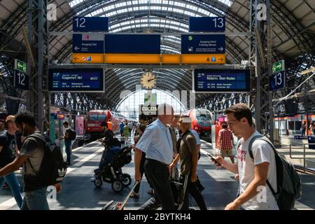 Francoforte, Germania - Luglio 2019: stazione dei treni principale di Francoforte architettura e la gente intorno a. La stazione ferroviaria ha aperto nel 1899 Foto Stock