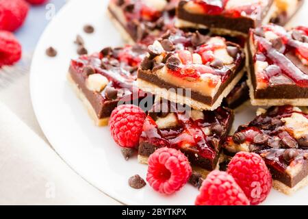 Piazze di lampone al cioccolato Foto Stock
