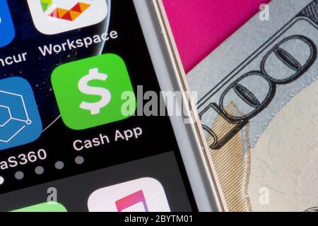 L'icona dell'app Cash viene visualizzata sullo smartphone. Il servizio di pagamento mobile è sviluppato da Square Inc Foto Stock