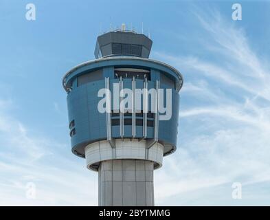 New York, NY - 10 giugno 2020: Torre di controllo del traffico aereo vista dalla nuovissima sala degli arrivi e delle partenze del Terminal B all'aeroporto LaGuardia Foto Stock