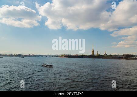 San Pietroburgo, Russia - Maggio 2019: Vista del fiume San Pietroburgo con aliscafo sul fiume Neva, San Pietroburgo, Russia Foto Stock
