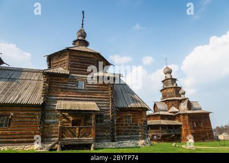 Suzdal, Russia - Maggio 2019: di legno edifici tradizionali nel museo di architettura in legno a Suzdal, Russia. Suzdal è un anello d'oro città Foto Stock