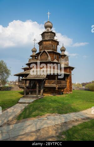 Suzdal, Russia - Maggio 2019: di legno edifici tradizionali nel museo di architettura in legno a Suzdal, Russia. Suzdal è un anello d'oro città Foto Stock