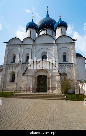 Suzdal, Russia - Maggio 2019: Architettura Kremin a Suzdal, Russia. -la Cattedrale della Natività della Vergine, chiesa ortodossa Foto Stock