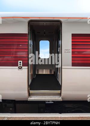 Vista dell'ingresso al treno di prima classe tramite il binario della stazione, Regno Unito Foto Stock