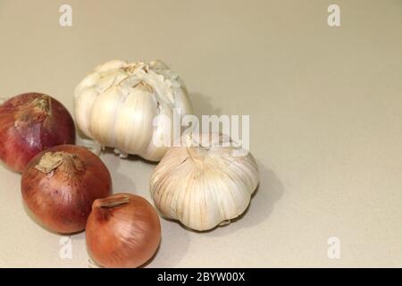 Vista ad angolo alto di cipolle e aglio isolato su sfondo bianco intero e chiodi di garofano Foto Stock