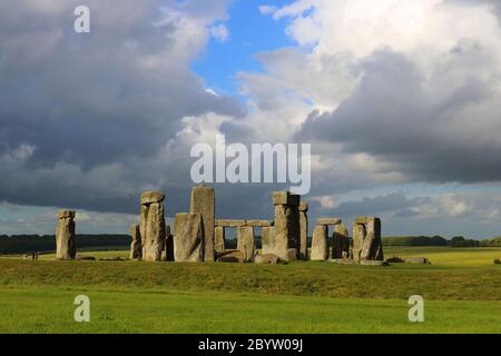 Stonehenge è un monumento preistorico e una delle meraviglie del mondo. Si trova a Salisbury, Wiltshire. Foto Stock