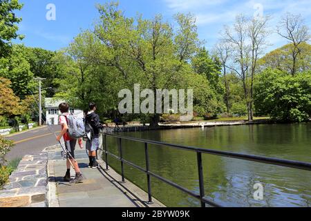I ragazzi pescano allo Stony Brook Mill Pond Long Island New York Foto Stock