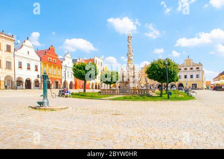 TELC, REPUBBLICA CECA - 31 MAGGIO 2018: Zachary di Piazza Hradec. Piazza centrale con case di rinascita colorate a Telc, Repubblica Ceca. Foto Stock