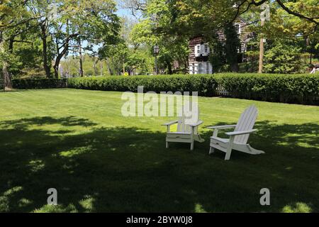 Sedie Adirondack sul prato Stony Brook Long Island New York Foto Stock