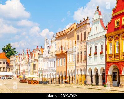 TELC, REPUBBLICA CECA - 31 MAGGIO 2018: Zachary di Piazza Hradec. Piazza centrale con case di rinascita colorate a Telc, Repubblica Ceca. Foto Stock