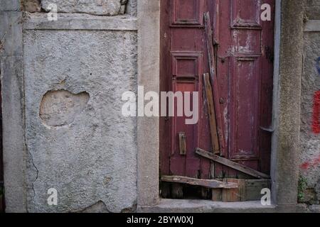 Frammento della facciata di una casa abbandonata nel centro storico di Porto, Portogallo. Foto Stock